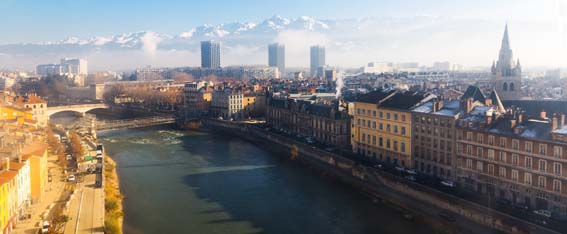 vue centre ville Grenoble vers montagnes